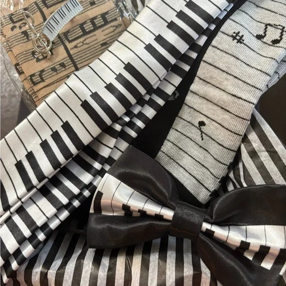 Musical Note and Piano Key Socks Set,tie,bow tie,pin in gift box 5 piece set - Picture 15 of 17